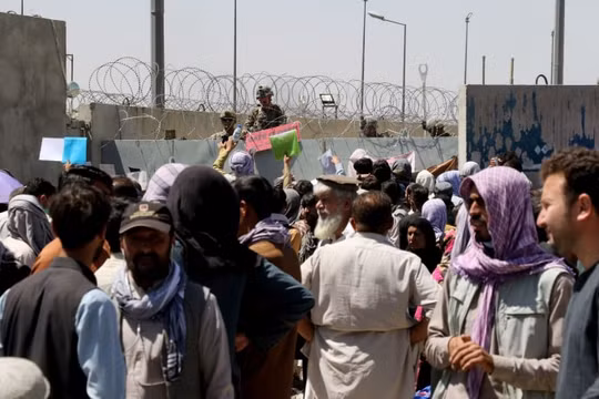Hàng chục dân thường và lính Mỹ thiệt mạng sau vụ đánh bom liều chết ở sân bay Kabul