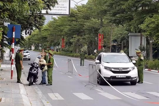 Bị lập biên bản, người phụ nữ cầm dao dọa đâm chết lực lượng chống dịch