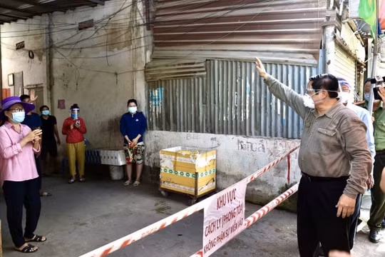 Thủ tướng Phạm Minh Chính: Bà con yên tâm, chịu khó "ai ở đâu ở yên đấy"