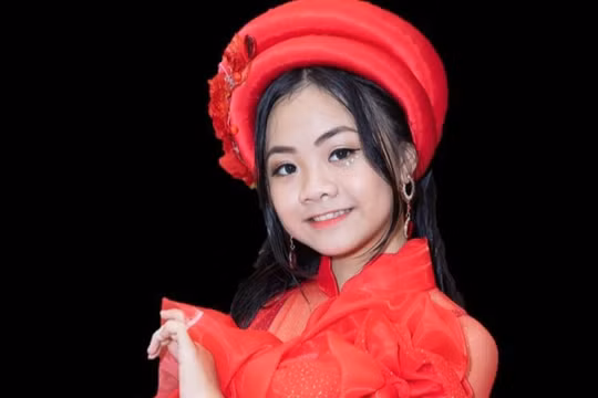 Ca sĩ nhí Dương Ngọc Trâm Anh dù là F0 vẫn giữ tinh thần lạc quan hát 'Sài Gòn tôi sẽ'
