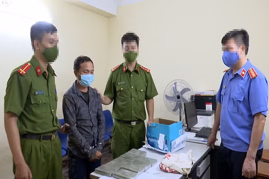 Bắt đối tượng vận chuyển trái phép chất ma túy, thu giữ 9 bánh heroin