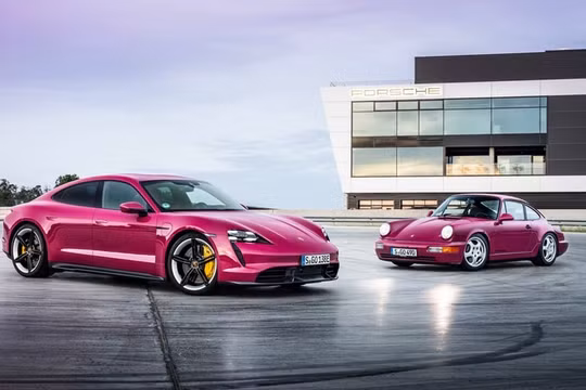 Porsche Taycan 2022 được bổ sung tính năng hỗ trợ đỗ xe từ xa bằng Smartphone