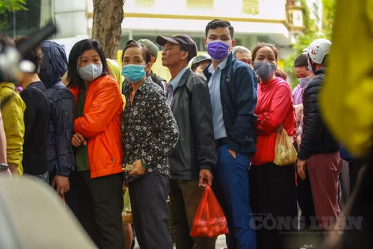 Người dân Hà Nội xếp hàng từ sáng sớm để mua bánh trôi, bánh chay trong ngày Tết Hàn Thực