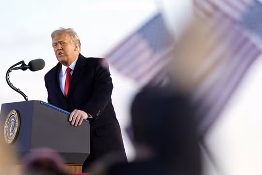 Ông Trump chỉ trích chính quyền Biden về việc đình chỉ vắc xin J&J