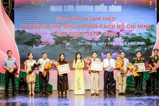 An Giang trao giải cuộc thi sáng tác các tác phẩm báo chí về chủ đề học tập theo gương Bác Hồ ngày 18/5