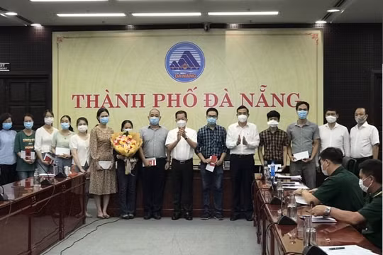 10 y, bác sĩ Bệnh viện Đa khoa Đà Nẵng lên đường chi viện cho Bắc Giang chống dịch Covid-19