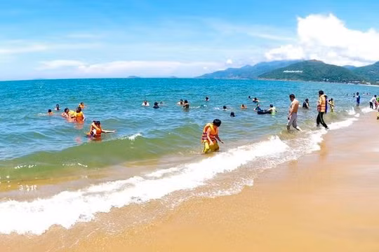 Bình Định: Tạm dừng bán tại chỗ quán ăn vỉa hè, hạn chế tắm biển
