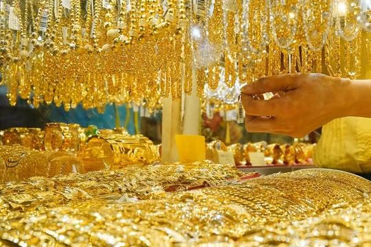 Giá vàng SJC giảm 200.000 đồng/lượng, chênh cao hơn vàng thế giới 7 triệu đồng