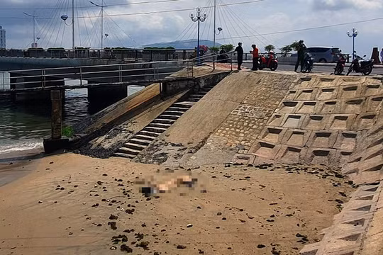 Phát hiện thi thể người đàn ông trôi dạt trên vịnh Nha Trang