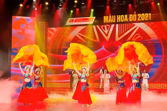 Xúc động những ký ức hào hùng tại Chương trình nghệ thuật “Màu hoa đỏ” lần thứ 14