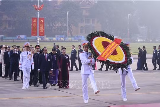 Đại biểu dự Đại hội XIII của Đảng vào Lăng viếng Chủ tịch Hồ Chí Minh