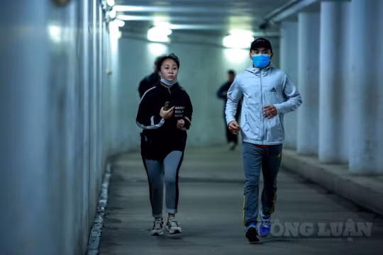 Người dân Hà Nội chui xuống "lòng đất" để tập thể dục trong những ngày rét đậm