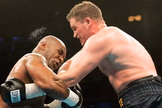Quá bực tức vì thua trận, Mike Tyson cắn bầu ngực đối thủ
