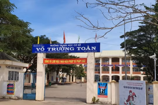 Học sinh lớp 7 tự sinh con trong phòng tắm, ôm con rồi lấy kéo tự cắt dây rốn