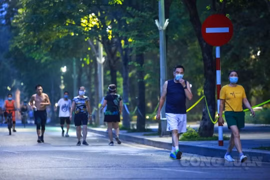 Hà Nội: Hàng trăm người dân vẫn đi tập thể dục từ 4h sáng sau lệnh "siết chặt" phòng dịch