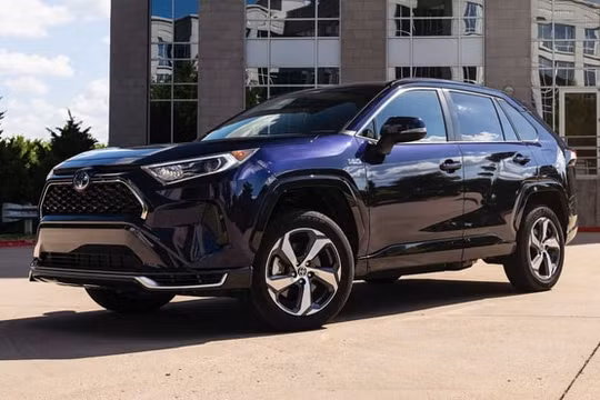 Dịch Covid-19 khiến Toyota phải dừng sản xuất 2 dòng xe ăn khách