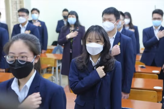 Học sinh lớp 12 của 8 quận nội thành Hà Nội tạm dừng đến trường