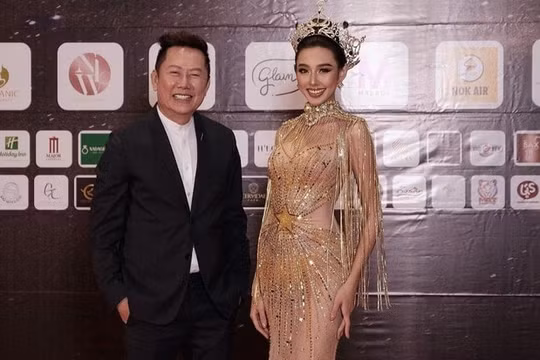 Thùy Tiên sánh vai cùng chủ tịch dự chung kết Miss Grand Chiang Mai