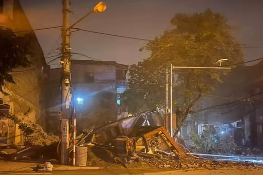 Lào Cai: Sập nhà dân lúc rạng sáng, 2 người già thoát nạn