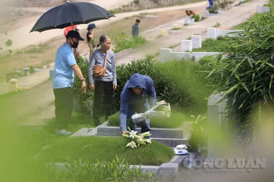 Người dân Hà Nội đi dâng hương, tảo mộ dịp Tết Thanh minh
