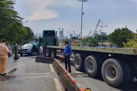 Xe container tông bẹp ôtô, giao thông ùn tắc nghiêm trọng