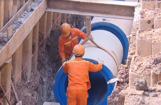 Hà Nội: Gấp rút lắp đặt hệ thống ống cống gom nước thải sông Tô Lịch