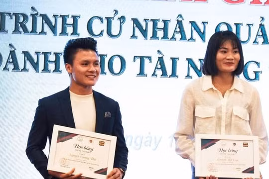Tiền vệ Quang Hải nhận học bổng của Đại học Kinh tế