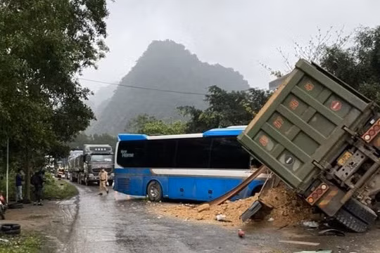 Hòa Bình: Xe khách đâm trực diện xe ben, khiến 3 người tử vong
