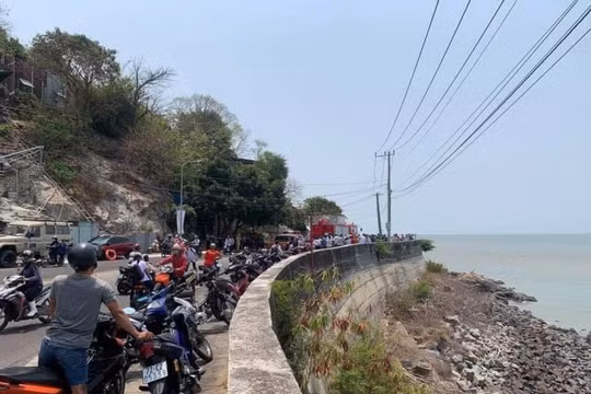Vào cua mất lái, xe máy lao xuống bãi đá biển Vũng Tàu, 1 người tử vong