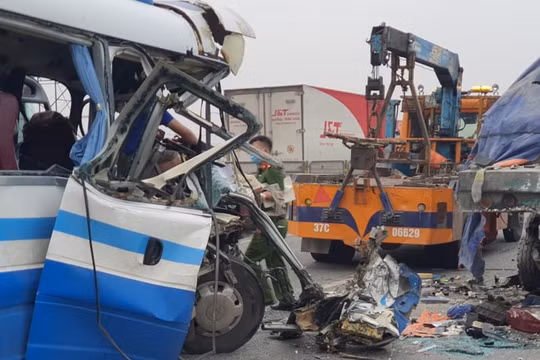 Nghệ An: Tai nạn trên Quốc lộ 1A khiến 1 người tử vong và hơn chục người bị thương