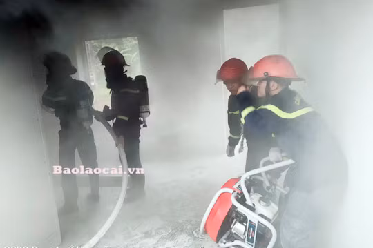 Chập điện làm cháy rụi nhiều thiết bị của nhà điều hành đường cao tốc Hà Nội - Lào Cai
