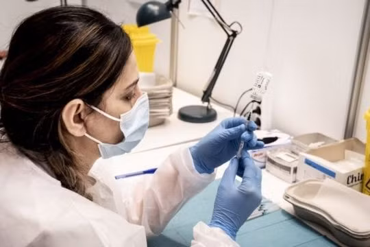 Hàng loạt nước châu Âu ngừng tiêm vắc xin AstraZeneca, WHO khẳng định an toàn