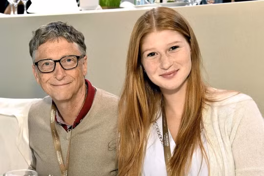 Jennifer Gates - con gái tỷ phú Bill Gates được tiêm vắc xin Covid-19