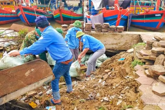 Hà Tĩnh: Chủ động kịch bản ứng phó với 'thách thức kép' từ bão Conson và dịch bệnh