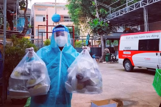 Tiếp viên hàng không trở thành tình nguyện viên: "Tôi thấy mình sống trọn vẹn, được cống hiến từng ngày"