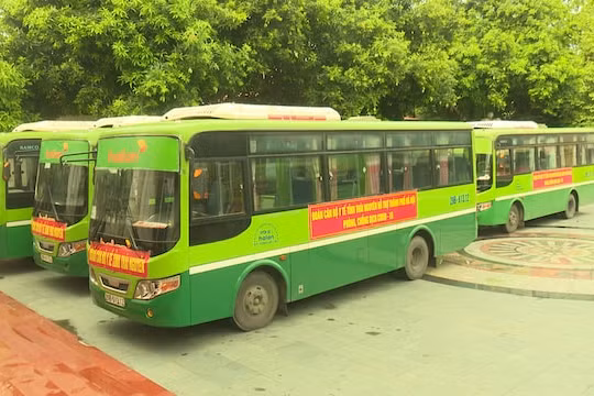 Hà Nội: Gần 200 y bác sĩ, tình nguyện viên Thái Nguyên hỗ trợ Sóc Sơn chống dịch COVID-19