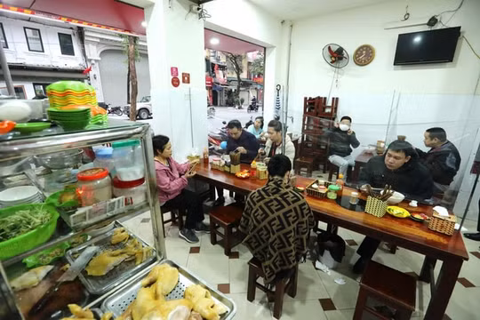 Hà Nội: Từ 12h00 ngày 25/5, tạm dừng hoạt động một số cơ sở kinh doanh dịch vụ