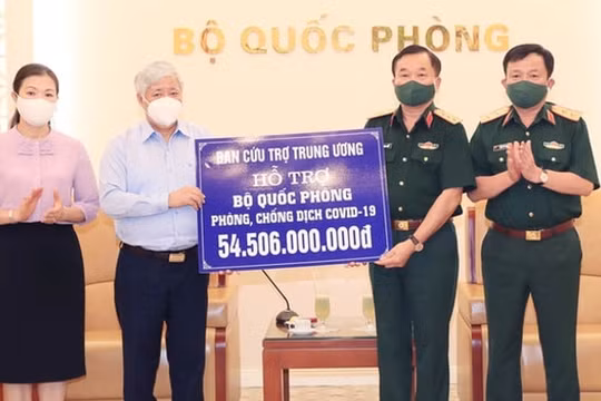 Trao hơn 54 tỷ đồng cho Bộ Quốc phòng phục vụ công tác phòng, chống dịch COVID-19