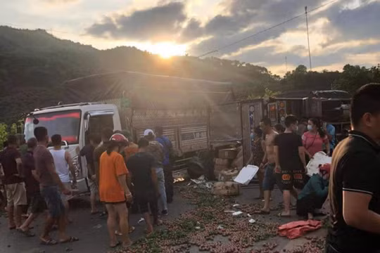 Sơn La: Xe tải chở mận bị lật trên quốc lộ, giao thông ùn tắc