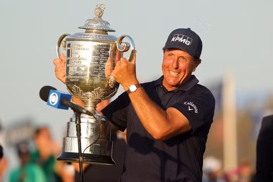 “Lão đại” Phil Mickelson đi vào lịch sử khi vô địch PGA Championship 2021