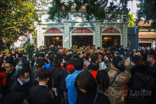 Hàng nghìn người dân đổ về "trả lễ" cuối năm, Phủ Tây Hồ tắc kín