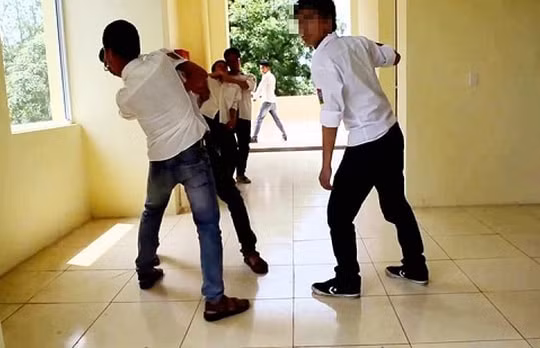 Nam sinh lớp 5 bị nam sinh lớp 8 đâm tử vong trên đường đến trường