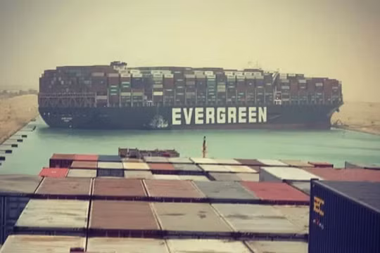 Siêu tàu container dài 400 m gặp nạn, chắn ngang kênh đào Suez gây tắc nghẽn