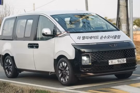 Hyundai Staria lộ diện phiên bản chạy thử nghiệm trên đường phố