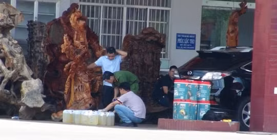 Công an phong tỏa, khám xét trạm xăng dầu Phúc Lộc Thọ ở Bình Phước