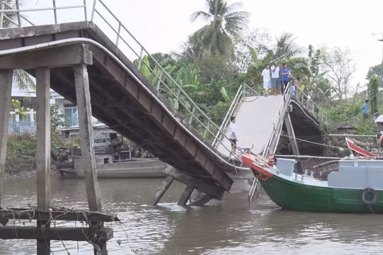 Đồng Tháp: Ghe chở lúa bất ngờ đâm sập cầu ở huyện Lai Vung