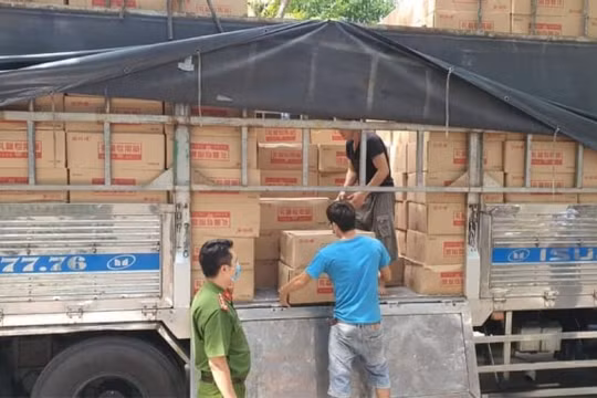 Hà Nội: Liên tiếp phát hiện phương tiện vận tải “luồng xanh” vi phạm quy định phòng dịch