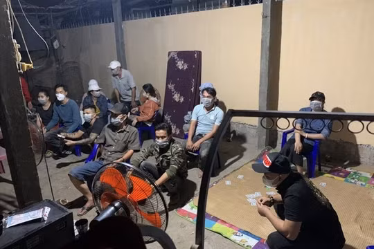 Phú Yên: Bắt giữ 16 đối tượng đánh bạc khi đang giãn cách xã hội