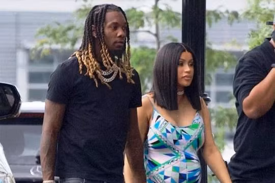 Nữ ca sĩ Cardi B mặc đồ bó, khoe bụng bầu khi dạo phố