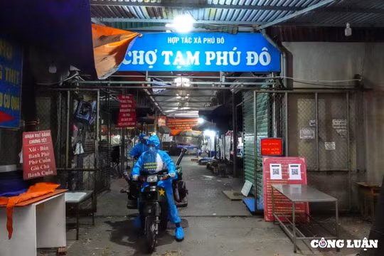 Phun khử khuẩn tại "ổ dịch" phường Phú Đô, vùng đỏ duy nhất ở Hà Nội